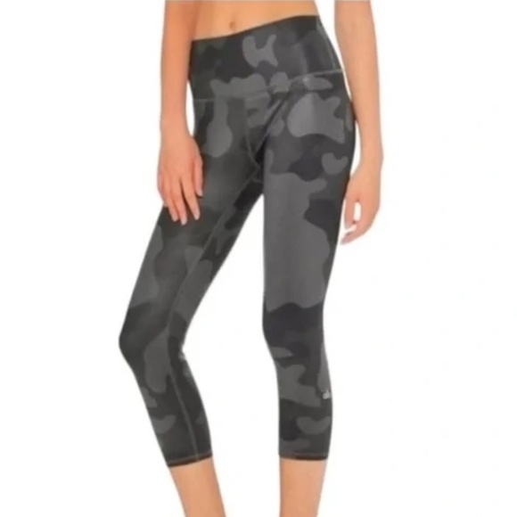 Alo Yoga High Waist Capri Cropped Leggings Gray Camo Print Small Gently Used - Picture 1 of 6